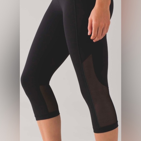 Lululemon Black Gear Up Crop 17”. Size 8 - Picture 6 of 7